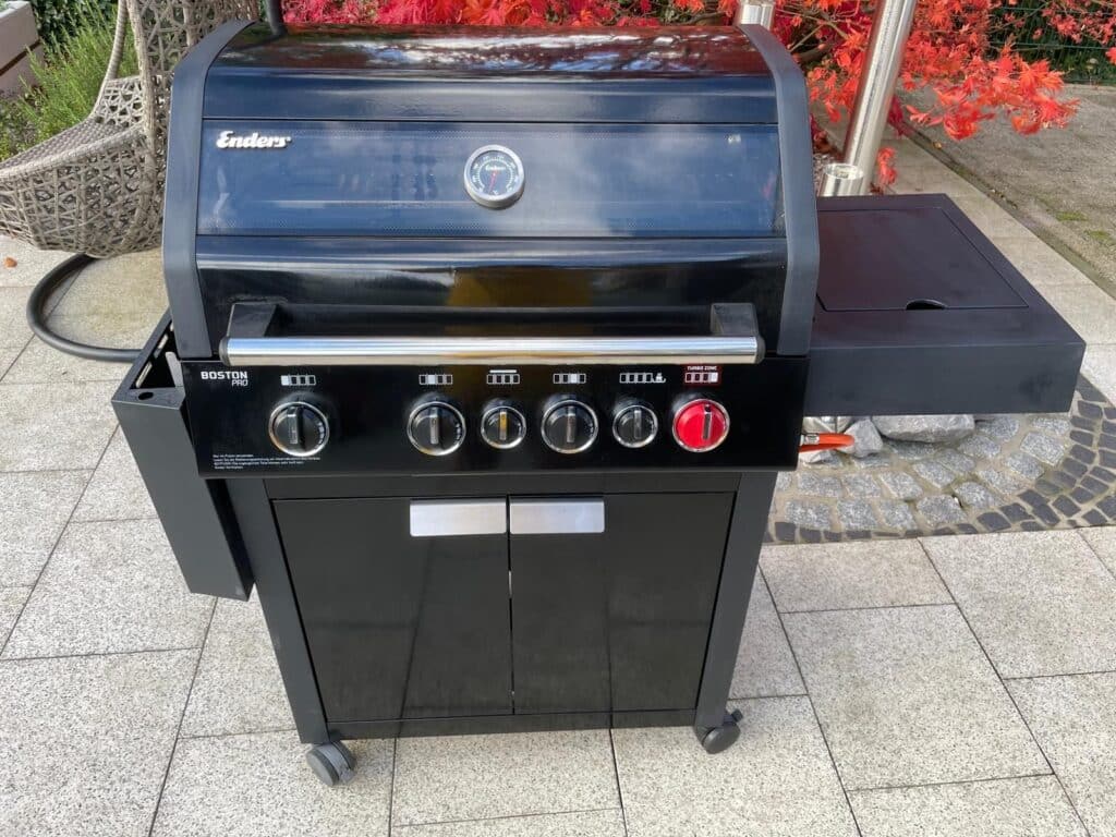 ENDERS Gasgrill Boston Black Pro 4 SIKR Turbo EdelKüche