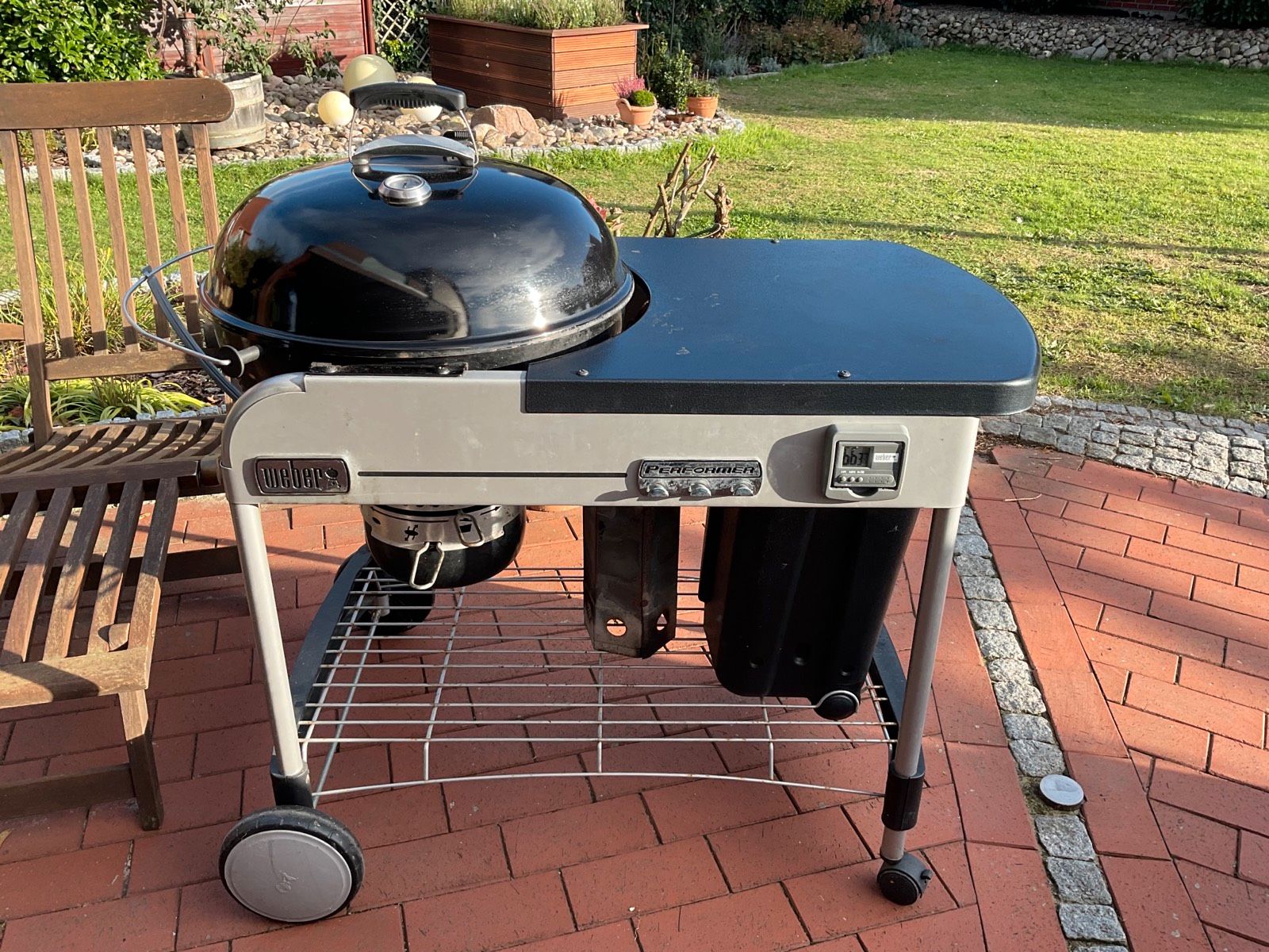 Weber Performer Premium: Il Carrello Griglia A Carbone Da 57 Cm, Nero, Con Piano D'Appoggio E Termometro, Per Veri Griller