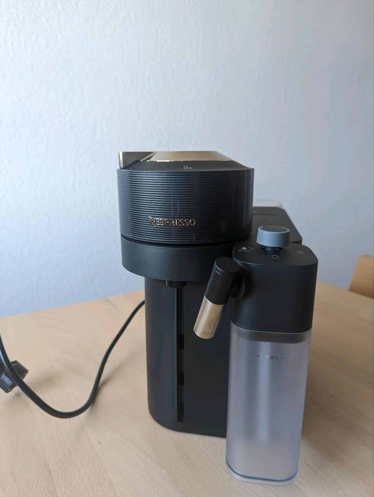 Macchina Caffè Nespresso Vertuo Lattissima - Con Tecnologia Centrifusion, Connessa Wi-Fi, Nero - Foto 5