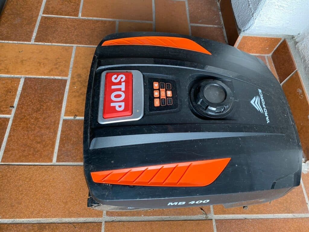 YARD FORCE Mähroboter MB 400 inkl. Mähgarage EdelKüche