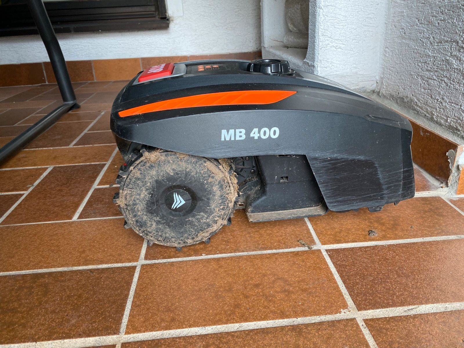 YARD FORCE Mähroboter MB 400 inkl. Mähgarage EdelKüche