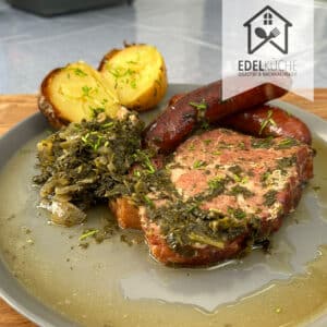 Grünkohl mit Kasseler und Mettenden im Dutch Oven